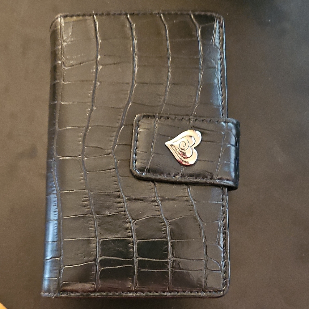 Elegant Black Croc-Embossed Wallet with Heart Clasp